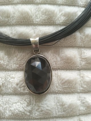 Collar corto con colgante de piedra negra