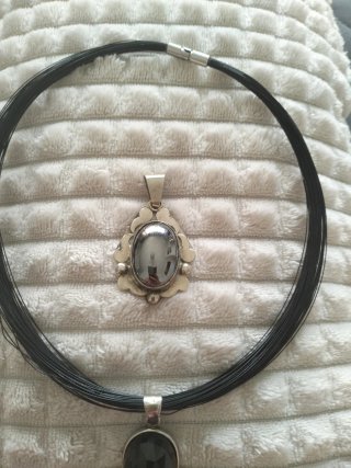 Collar corto con colgante de piedra negra