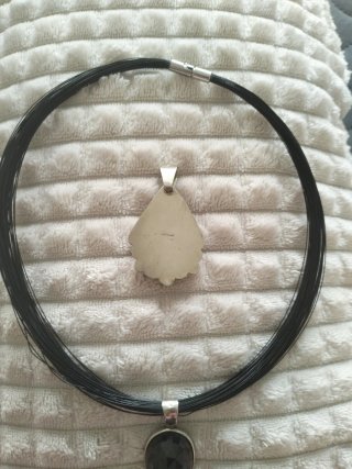 Collar corto con colgante de piedra negra