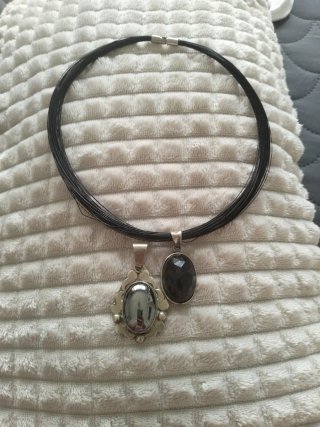 Collar corto con colgante de piedra negra