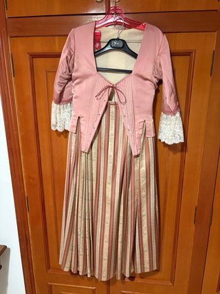 Traje de huertana beige y rosa