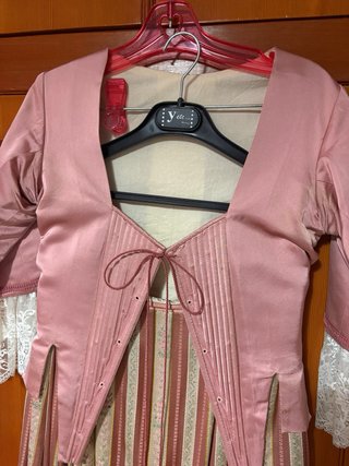 Traje de huertana beige y rosa