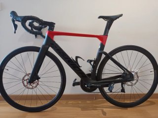 Merida Reacto 4000 Negra y Rojo. Negro Customizado