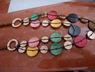 Collar de cuentas de madera y discos de colores