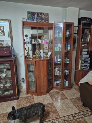Mueble bar de madera y cristal.