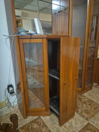 Mueble bar de madera y cristal.