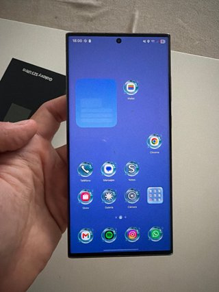 Samsung S23 Ultra con scatola e cellulare