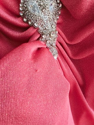 Vestido de fiesta coral con pedrería