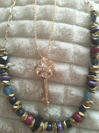 Collar corto con cuentas doradas y multicolor