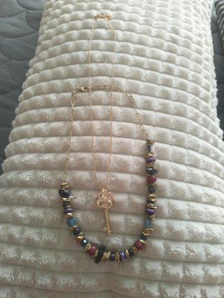 Collar corto con cuentas doradas y multicolor
