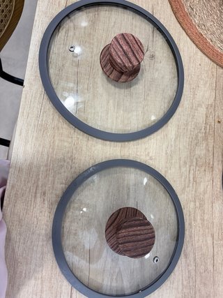 Juego de ollas con asas de madera