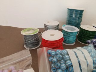 Lote manualidades: hilos y abalorios