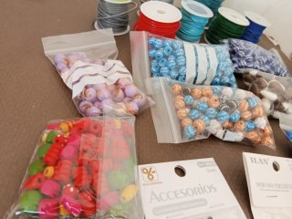 Lote manualidades: hilos y abalorios