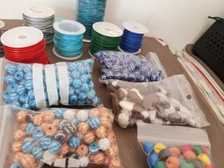 Lote manualidades: hilos y abalorios