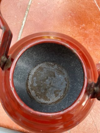 Tetera antigua de metal roja