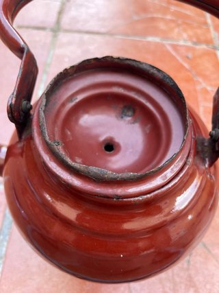 Tetera antigua de metal roja