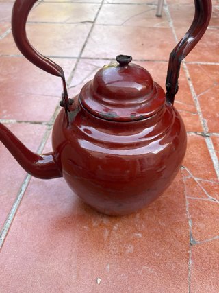 Tetera antigua de metal roja