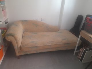 Diván de terciopelo amarillo con estampado vegetal