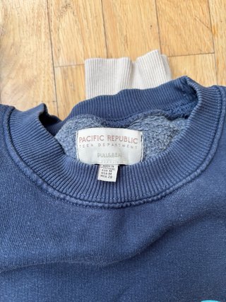 Sudadera azul con mangas beige