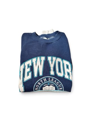 Sudadera azul con mangas beige