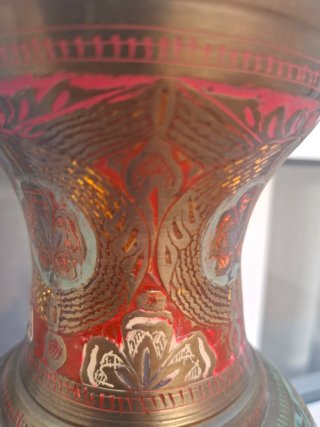 Jarrón decorado metal dorado y rojo