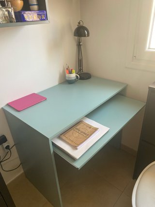 Escritorio de estudio con estante