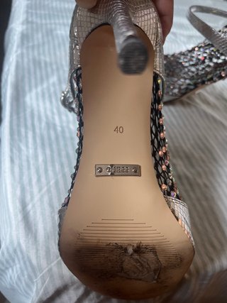 Sandalias Guess Tacón Multicolor y Plateado