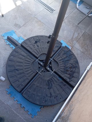 Sombrilla jardín 3,7m diámetro + placas suelo