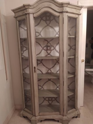 Vitrina de madera y cristal con luz