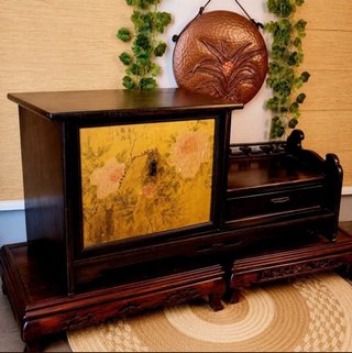 Mueble oriental madera con panel dorado