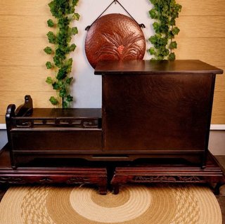 Mueble oriental madera con panel dorado