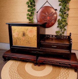 Mueble oriental madera con panel dorado