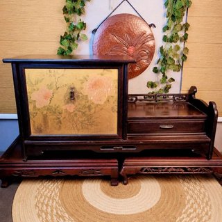 Mueble oriental madera con panel dorado