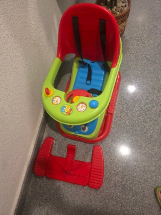 Coche correpasillos con varias funciones