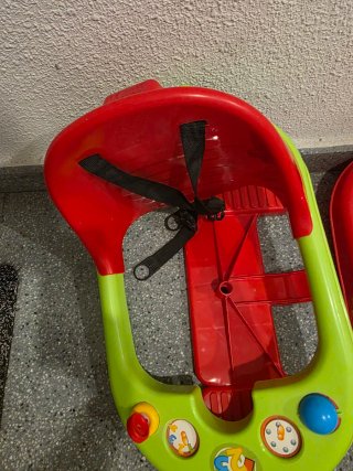 Coche correpasillos con varias funciones