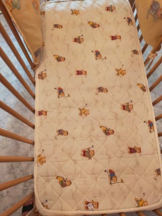 Cuna de bebé de madera con colchon. Urge venta!