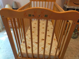 Cuna de bebé de madera con colchon. Urge venta!