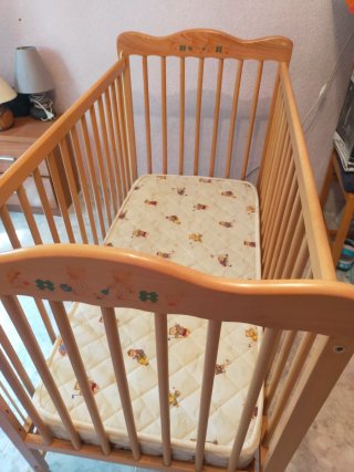Cuna de bebé de madera con colchon. Urge venta!