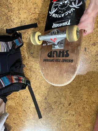 Skate Globe 7.75 con ejes Venture 7.75