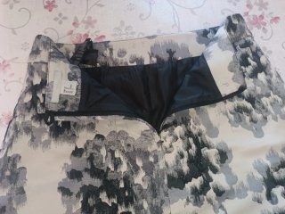 Falda estampada gris y blanca