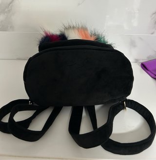 Mochila Negra con Detalle Peludo Multicolor