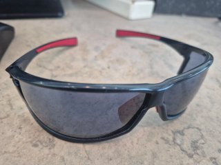 Gafas de sol Louis Vuitton negras y rojas Origanal