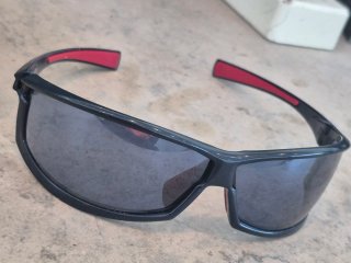 Gafas de sol Louis Vuitton negras y rojas Origanal