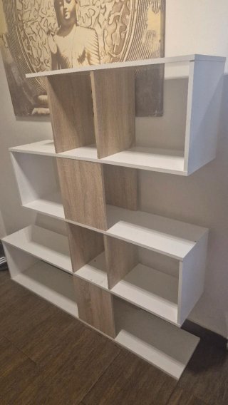Estantería moderna blanca y madera