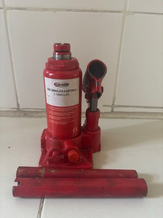 Gato hidráulico rojo