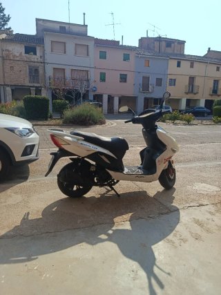 Riya Matrix 125 Scooter Blanca