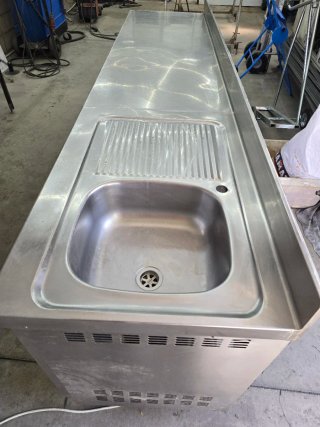 Bajo mostrador refrigerado con fregadero