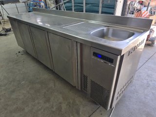 Bajo mostrador refrigerado con fregadero
