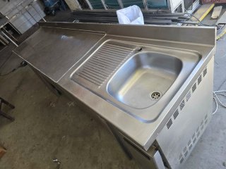 Bajo mostrador refrigerado con fregadero