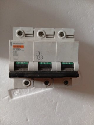 Disyuntor 3 polos 80A